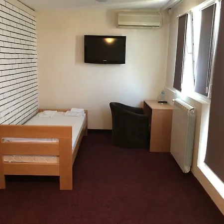 Hotel Oaza S Novi Banovci
